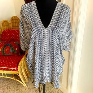 VINCE Silk Designer Gray Print Pullover Top! Very good condition! Loose fit. Sm